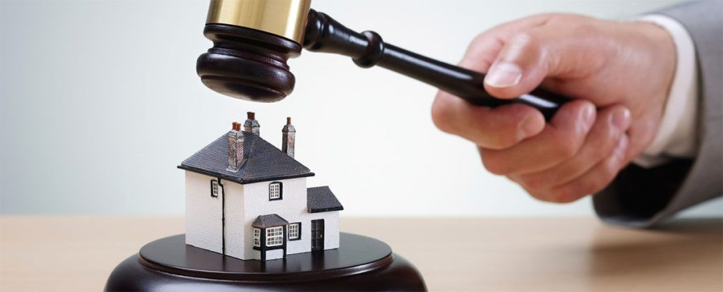 Juez dando resolución sobre plazo para reclamar hipoteca